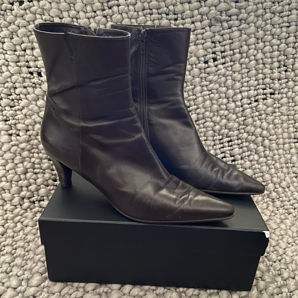 Stuart Weitzman Pointed Toe Leather Ankle boots